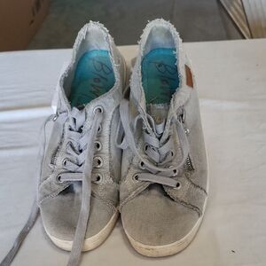 Light Gray Low-Top Canvas Sneakers 3003